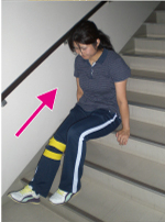 階段に座っての昇り方「不安のない足と腕と使い体を持ち上げます」
