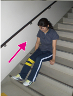 階段に座っての昇り方「不安のある足をあげます」