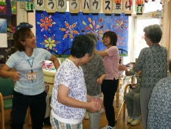 炭坑節を踊るご利用者