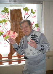 記念撮影で微笑むご利用者さん