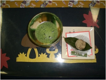 お抹茶と栗の格好をした和菓子