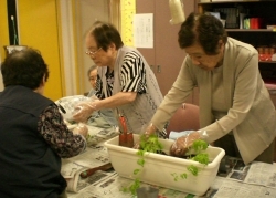 プランターに苗を植えられるご利用者1