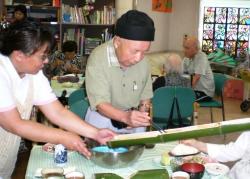 流しそうめんを真剣な表情でされるご利用者