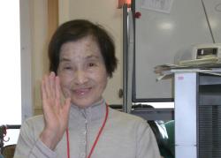 メダルを首からさげて微笑むご利用者